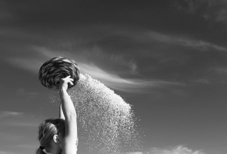 Yasmine Hugonnet une fille qui tient un panier en main et jette du sable