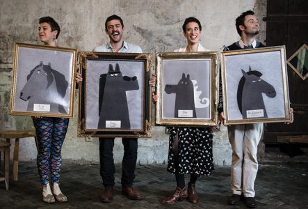 DR 4 artistes tenant 4 tableaux