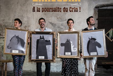 4 adultes tenant 4 tableaux